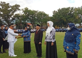 Wali Kota Gorontalo, Marten Taha serahkan SK kenaikan pangkat secara simbolis, di Lapangan Buladu, Kecamatan Kota Barat, Kota Gorontalo. Rabu (17/8/202). Foto : Sari/gopos