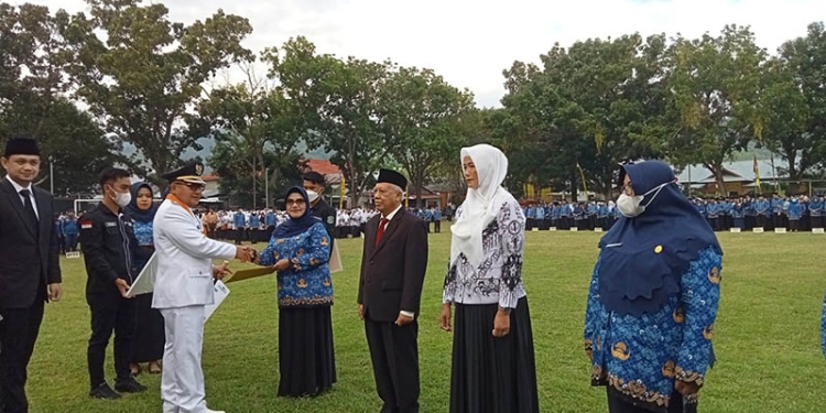 Wali Kota Gorontalo, Marten Taha serahkan SK kenaikan pangkat secara simbolis, di Lapangan Buladu, Kecamatan Kota Barat, Kota Gorontalo. Rabu (17/8/202). Foto : Sari/gopos