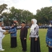 Wali Kota Gorontalo, Marten Taha serahkan SK kenaikan pangkat secara simbolis, di Lapangan Buladu, Kecamatan Kota Barat, Kota Gorontalo. Rabu (17/8/202). Foto : Sari/gopos