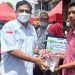 Kepala Perwakilan BI Gorontalo, Ronny Widijarto Purubaskoro (kiri) menyerahkan secara simbolis benih cabai kepada kelompok siswa dalam peluncuran Gerakan Masyarakat Batanam Rica Sandiri (Germas Batari) di Kelurahan Ipilo, Kota Timur, Kota Gorontalo, Sabtu (13/8/2022). (hasan/gopos)
