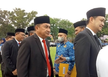 Ketua DPRD Kota Gorontalo, Hardi Sidiki saat menghadiri upacara Kemerdekaan Republik Indonesia dirangkaikan dengan penyerahan SK kenaikan pangkat ASN secara simbolis di lapangan Buladu, Kecamatan Kota Barat, Kota Gorontalo. Rabu (17/8/2022). Foto: Sari/gopos