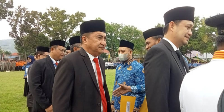 Ketua DPRD Kota Gorontalo, Hardi Sidiki saat menghadiri upacara Kemerdekaan Republik Indonesia dirangkaikan dengan penyerahan SK kenaikan pangkat ASN secara simbolis di lapangan Buladu, Kecamatan Kota Barat, Kota Gorontalo. Rabu (17/8/2022). Foto: Sari/gopos