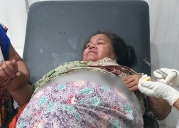 Istri Kepala Desa Windu, Kecamatan Biau, Kabupaten Gorontalo Utara, Rahmin menjalani perawatan oleh tim medis setelah mengalami penikaman orang tak dikenal. (istimewa)