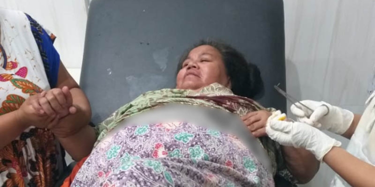 Istri Kepala Desa Windu, Kecamatan Biau, Kabupaten Gorontalo Utara, Rahmin menjalani perawatan oleh tim medis setelah mengalami penikaman orang tak dikenal. (istimewa)
