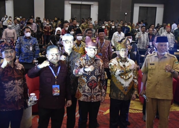 Wali Kota Gorontalo, Marten Taha, yang juga Wakil Ketua APEKSI Bidang Pemerintahan dan Otonomi Daerah berpose bersama para wali kota yang tergabung dalam Apeksi pada Rakernas XV APEKSI di Padang, Sumatera Barat.(istimewa)