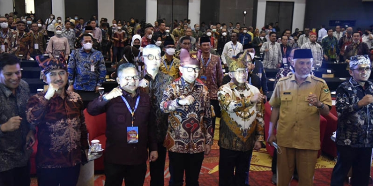 Wali Kota Gorontalo, Marten Taha, yang juga Wakil Ketua APEKSI Bidang Pemerintahan dan Otonomi Daerah berpose bersama para wali kota yang tergabung dalam Apeksi pada Rakernas XV APEKSI di Padang, Sumatera Barat.(istimewa)