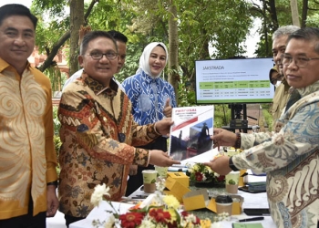 Wali Kota Gorontalo, Marten Taha, menyerahkan dokumen permohonan dukungan peningkatan sarana dan prasarana pengelolaan sampah di Kota Gorontalo kepada Wakil Menteri LHK, Senin (22/8/2022). (istimewa)