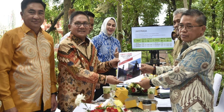 Wali Kota Gorontalo, Marten Taha, menyerahkan dokumen permohonan dukungan peningkatan sarana dan prasarana pengelolaan sampah di Kota Gorontalo kepada Wakil Menteri LHK, Senin (22/8/2022). (istimewa)