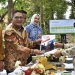 Wali Kota Gorontalo, Marten Taha, menyerahkan dokumen permohonan dukungan peningkatan sarana dan prasarana pengelolaan sampah di Kota Gorontalo kepada Wakil Menteri LHK, Senin (22/8/2022). (istimewa)