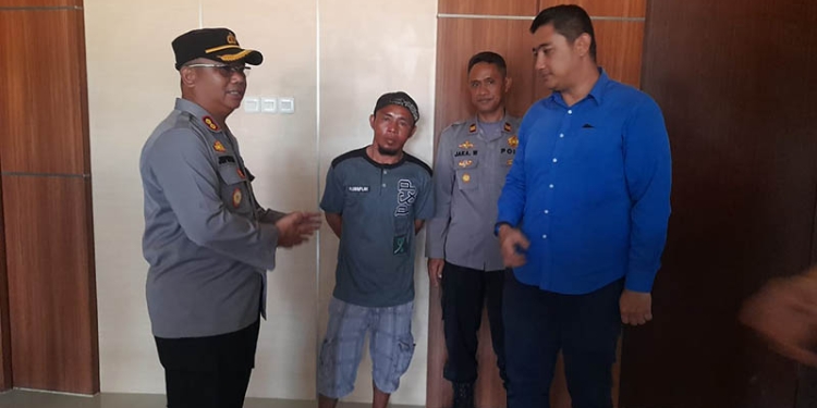 Kapolres Gorontalo Utara, AKBP Juprisan Pratama Ramadhan Nasution, menyerahkan Guillen, nelayan asal Filipina, ke Imigrasi Gorontalo.