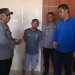Kapolres Gorontalo Utara, AKBP Juprisan Pratama Ramadhan Nasution, menyerahkan Guillen, nelayan asal Filipina, ke Imigrasi Gorontalo.