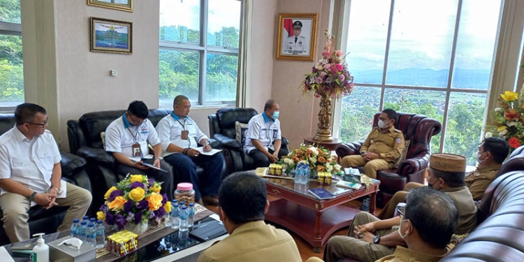 Kepala Ombudsman Perwakilan Provinsi Gorontalo, Alim Niode, menyampaikan hasil monitoring tindaklanjut perbaikan PPDB ke Penjagub Gorontalo, Hamkah Hendra Noer