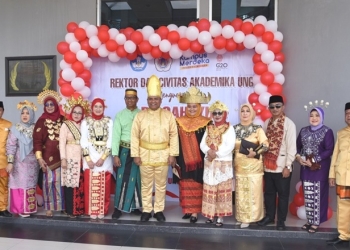 Jajaran pimpinan UNG berpose bersama menggunakan pakaian adat dari berbagai daerah usai pelaksanaan upacara, Rabu (17/8/2022) (Dok. UNG)