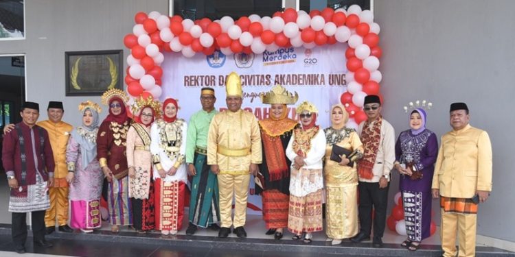 Jajaran pimpinan UNG berpose bersama menggunakan pakaian adat dari berbagai daerah usai pelaksanaan upacara, Rabu (17/8/2022) (Dok. UNG)
