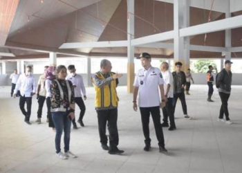 Wakil Wali Kota Gorontalo, Ryan Kono, meninjau progres kegiatan revitalisasi pasar Sentral Kota Gorontalo, Rabu (10/8/2022)