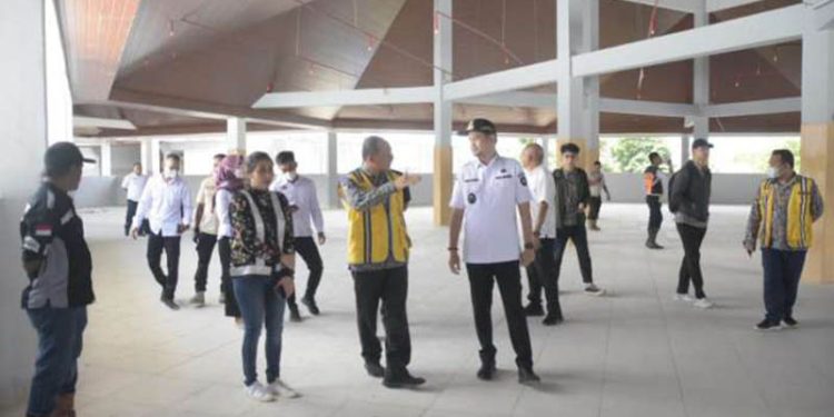 Wakil Wali Kota Gorontalo, Ryan Kono, meninjau progres kegiatan revitalisasi pasar Sentral Kota Gorontalo, Rabu (10/8/2022)