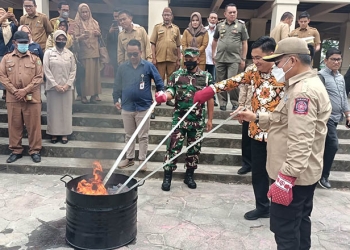 Wali Kota Gorontalo, Marten Taha, bersama Ketua DPRD Kota Gorontalo, dan pejabat Forkopimda Gorontalo melakukan pemusnahan dokumen kependudukan invalid, Selasa (16/8/2022).