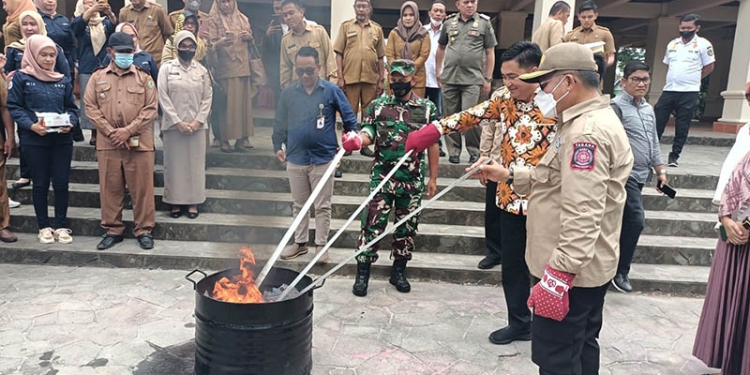 Wali Kota Gorontalo, Marten Taha, bersama Ketua DPRD Kota Gorontalo, dan pejabat Forkopimda Gorontalo melakukan pemusnahan dokumen kependudukan invalid, Selasa (16/8/2022).