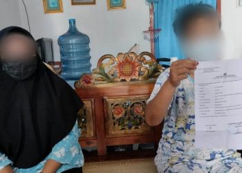 Mawar (kiri) bersama kakak sepupunya (kanan).