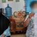 Mawar (kiri) bersama kakak sepupunya (kanan).