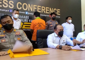 Wadir Reskrimsus Polda Gorontalo, AKBP Fahmudin (tengah) mengumumkan penetapan tersangka mantan Ketua KONI Kabupaten Gorontalo dalam dugaan korupsi dana hibah 2019 senilai Rp1,5 Miliar, Rabu (10/8/2022).