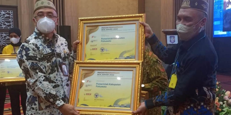 Pemkab Pohuwato Menerima Penghargaan Diberikan Langsung Oleh Plt Kepala BKN RI, Bima Haria Wibisana, Pada Jum'at 12/08/2022, di Hotel Aston Gorontalo, (Istimewa)