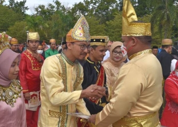 Rektor UNG, Eduart Wolok menyerahkan SK CPNS kepada Dosen dan Tenaga Kependidikan di UNG, Rabu (17/8/2022) (Dok. UNG)
