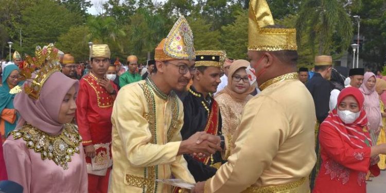 Rektor UNG, Eduart Wolok menyerahkan SK CPNS kepada Dosen dan Tenaga Kependidikan di UNG, Rabu (17/8/2022) (Dok. UNG)