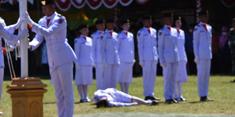 Seorang anggota Paskibraka Gorontalo Utara pingsan saat bertugas dalam pegibaran merah putih Upacara HUT ke-77 RI di Halaman Kantor Bupati Gorontalo Utara, Rabu (17/8/2022)