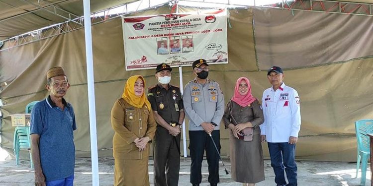 Bupati Pohuwato, Saipul Mbuinga (kanan) bersama Forkompinda Pohuwato meninjau TPS di setiap Kecamatan di Wilayah Kabupaten Pohuwato, 09/08/2022 (Istimewa)