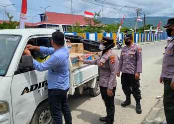 Kapolsek Dungingi, Iptu Pranti Natalia Olii beserta jajaran, saat berbagai bendera merah putih, Senin (8/8/2022). Foto: istimewa
