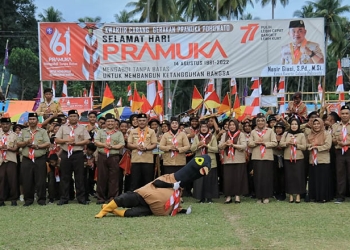Wakil Bupati (Wabup) Pohuwato berpose bersama pada Peringatan Gerakan Pramuka ke 61 di Lapangan Desa Tahele, Kecamatan Popayato Timur, Kabupaten Pohuwato, Minggu (Istimewa)