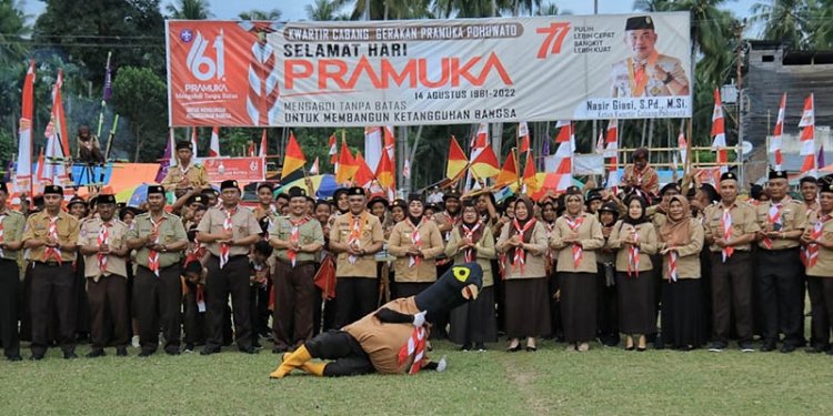 Wakil Bupati (Wabup) Pohuwato berpose bersama pada Peringatan Gerakan Pramuka ke 61 di Lapangan Desa Tahele, Kecamatan Popayato Timur, Kabupaten Pohuwato, Minggu (Istimewa)