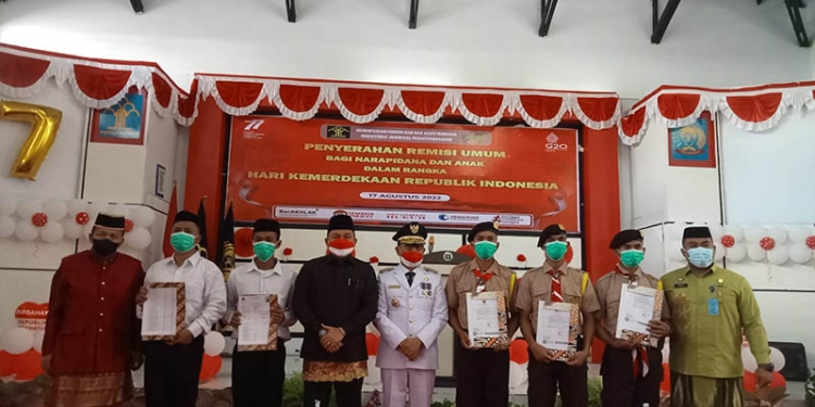 Penyerahan Remisi Umum bagi narapidana dan anak dalam rangka hari kemerdekaan Republik Indonesia ke 77, di Lapas Kelas II A Gorontalo, Rabu (17/8/2022). (Foto : Sari/gopos)