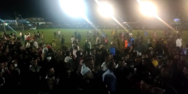 Kericuhan yang terjadi antar suporter pada laga final HP Cup 2022 di Lapangan Ipot Tapa, Bone Bolango, Jumat (19/8/2022) malam.