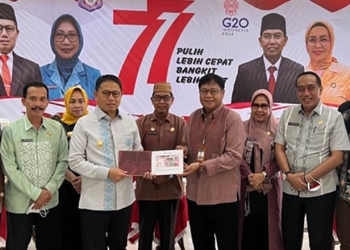 Kepala Perwakilan Bank Indonesia (BI) Gorontalo, Rony Widijarto Purubaskoro (kemeja merah maron), menyerahkan Token of Apreciation (Toa) uang kertas Rupiah Tahun Emisi 2022 kepada Pj Gubernur Gorontalo, Hamka Hendra Noer, usai mengikuti peluncuran   uang kertas TE 2022 secara daring di rumah dinas Gubernur Gorontalo, Kamis (18/8/2022). (Humas BI Gorontalo)
