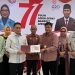 Kepala Perwakilan Bank Indonesia (BI) Gorontalo, Rony Widijarto Purubaskoro (kemeja merah maron), menyerahkan Token of Apreciation (Toa) uang kertas Rupiah Tahun Emisi 2022 kepada Pj Gubernur Gorontalo, Hamka Hendra Noer, usai mengikuti peluncuran   uang kertas TE 2022 secara daring di rumah dinas Gubernur Gorontalo, Kamis (18/8/2022). (Humas BI Gorontalo)