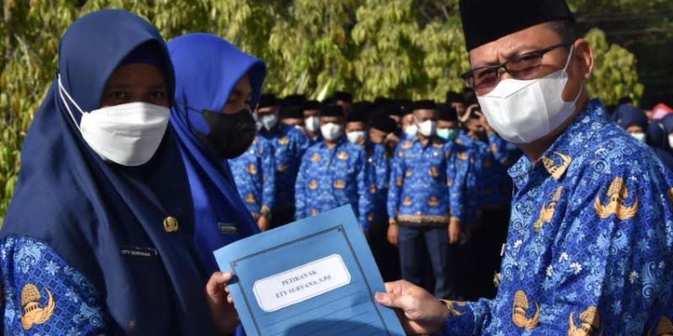 Thariq Modanggu menyerahan SK kepada CPNS dan PPPK formasi tahun 2021 yang secara simbolis. (foto.istimewa)