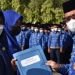 Thariq Modanggu menyerahan SK kepada CPNS dan PPPK formasi tahun 2021 yang secara simbolis. (foto.istimewa)