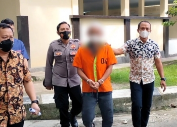 (i) (memakai rompi oranye) tersangka kasus korupsi pengadaan fasilitas gedung Poltekkes Kemenkes Gorontalo akhirnya dibekuk Kepolisian Daerah (Polda) Gorontalo. (Foto: Putra/Gopos)