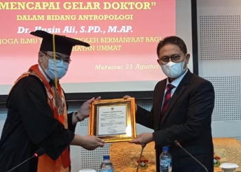Pj Gubernur Gorontalo, Hamka Hendra Noer, menjadi penguji eksternal sidang promosi doktor promovendus, Husin Ali, di Universitas Hasanuddin, Makassar, Selasa (23/8/2022). (Istimewa)