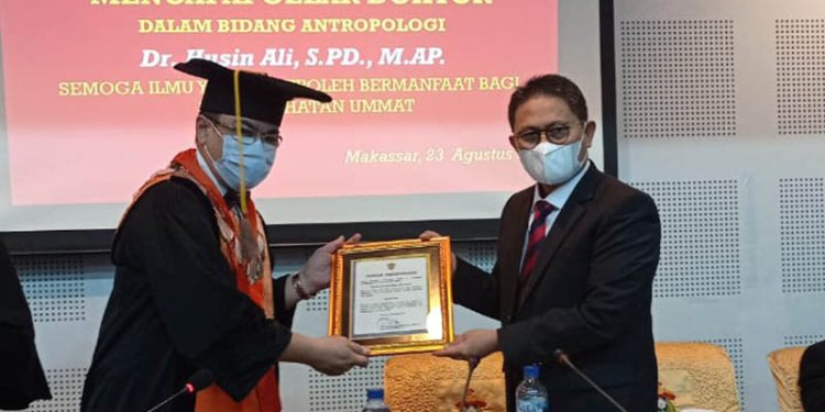 Pj Gubernur Gorontalo, Hamka Hendra Noer, menjadi penguji eksternal sidang promosi doktor promovendus, Husin Ali, di Universitas Hasanuddin, Makassar, Selasa (23/8/2022). (Istimewa)