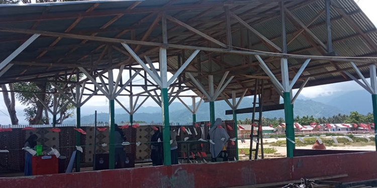 Bangunan Eks MCK Menjadi Salah Satu TPS Pilkades, Yang Ada di Desa Molosipat, Kecamatan Popayato Barat, Kabupaten Pohuwato, Selasa 09/08/2022 (Istimewa)