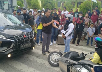 Reka ulang peristiwa suami tabrak istri di Jl. Raden Saleh, Kelurahan Limba UII, Kota Gorontalo, Jumat (12/8/2022). (Muhajir/gopos)