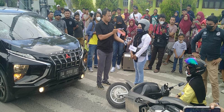 Reka ulang peristiwa suami tabrak istri di Jl. Raden Saleh, Kelurahan Limba UII, Kota Gorontalo, Jumat (12/8/2022). (Muhajir/gopos)