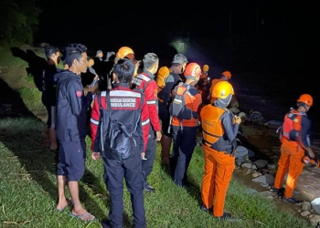 Tim SAR gabungan, saat berada di sungai Opomela, Desa Opomela, Kecamatan Bongomeme, Kabupaten Gorontalo. Foto : Humas SAR