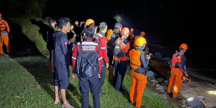 Tim SAR gabungan, saat berada di sungai Opomela, Desa Opomela, Kecamatan Bongomeme, Kabupaten Gorontalo. Foto : Humas SAR