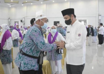 Wakil Wali Kota Gorontalo, Ryan Kono, menyambut kedatangan jemaah haji kloter 14 UPG asal Kota Gorontalo.