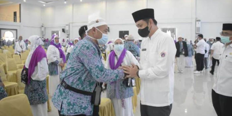 Wakil Wali Kota Gorontalo, Ryan Kono, menyambut kedatangan jemaah haji kloter 14 UPG asal Kota Gorontalo.