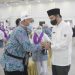 Wakil Wali Kota Gorontalo, Ryan Kono, menyambut kedatangan jemaah haji kloter 14 UPG asal Kota Gorontalo.